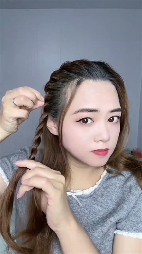 Elegant Shoulder-Length Hair with Bold Texture: A Styling Win