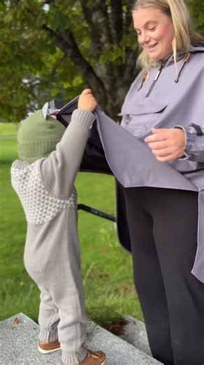 No er den populære tjukkulla tilbake på lager 🐑 Denne har vore med oss heilt sidan starten i 2013 – og me skjønar godt kvifor den er ein favoritt! Held seg fin vask etter vask (ingen nupping 💪) Perfekt som mellomlag ute eller koseplagg inne – både heime, ute på ettermiddagstur i parken, eller i barnehagen God i størrelsen → vel den du vanlegvis brukar Ullprogram på 30° er tingen for å halde den fin lenge #kattnakken #kvalitet #ullergull #nytturen | Kattnakken