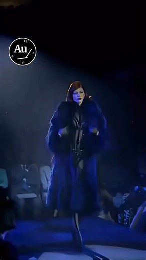 Aurem® Magazine on Instagram: "Bir Elbise Değil, Kristal Bir Zırh! 🕷️🖤 ​Nefes almayı unutturan o "ince" detayı fark ettiniz mi? 👇 ​Thierry Mugler’ın 1998/99 Sonbahar-Kış Haute Couture koleksiyonu, modanın sadece giyinmek olmadığını, bedeni yeniden inşa etmek olduğunu kanıtlayan bir başyapıttı. Laurence Pellagot’un taşıdığı bu siyah, kristal işlemeli tulum; ünlü korse ustası Mr. Pearl tarafından tasarlanan ve beli insan sınırlarının ötesinde incelten bir yapıya sahipti. Bu tasarım, bir kıyafet