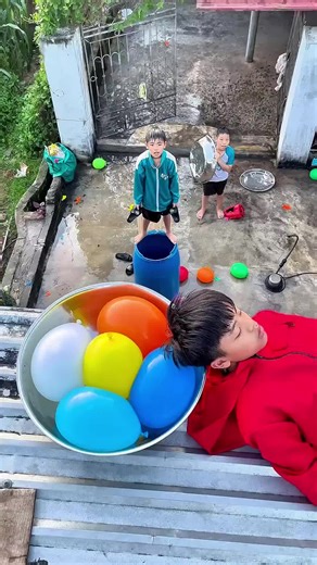 water balloons prank 🤣#fun #etertainment #ballonchallenge #waterballoon #funny