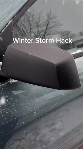 Snowstorm hack: plastic bags on windows — does it actually work? ❄️🧊 You might see people covering their windshield and side windows with plastic bags before a snowstorm. And yes — this trick actually works, but only for one specific reason. Plastic creates a barrier between the glass and snow/ice. So instead of ice bonding directly to the windshield, it freezes on the plastic. In the morning, you remove the bags — and most of the ice comes off with them. What this hack does help with: • preven