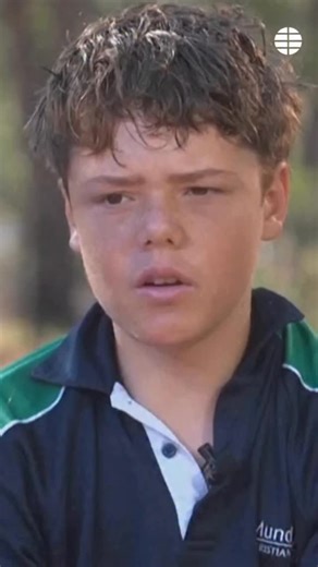 EL MUNDO on Instagram: "Un adolescente de 13 años nada durante cuatro horas para salvar a su familia atrapada en el mar en Australia La madre del menor y sus dos hermanos se encontraba en el agua con tablas de paddle surf y un kayak cuando el viento y las corrientes los empujaron mar adentro, impidiéndoles regresar a la orilla, ante esa situación de emergencia el joven decidió separarse del grupo y emprender a nado el regreso hasta tierra firme para dar la alarma, pese al agotamiento y las difíc