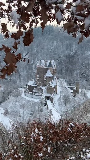 Eltz Castle, nestled deep in the hills above the Moselle River in western Germany, is one of Europe’s most enchanting medieval castles. Built in the 12th century, it has remained in the hands of the same family for over 850 years, making it a rare example of continuous private ownership. Surrounded by thick forests and perched on a rocky spur above the Elzbach River, the castle looks like something out of a fairy tale, with its towering turrets, timber-framed upper floors, and fortified stone wa