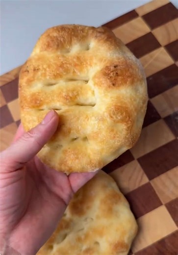 ✨ Mini focaccine croccanti fuori e morbidissime dentro ✨ Con pochi ingredienti e senza impastatrice puoi preparare delle focaccine super golose! Io le ho farcite con prosciutto crudo e un filo di olio extravergine d’oliva… una bontà 🤤 Ma puoi farcirle come vuoi: salame, mortadella, formaggi o anche mangiarle così appena sfornate! Ingredienti • 500 g farina 0 • 400 ml acqua • 2 g lievito secco (oppure 6 g di lievito fresco) • 8 g sale • 10 ml olio extravergine d’oliva Preparazione 1️⃣ Mescola fa