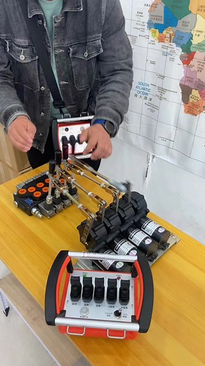 6.1K views · 15 reactions | Proportional wireless remote control for hydraulic crane #crane #grúa #joysticks #grue #guindastes​. #pm #Palfinger #zoomlion #sany #effer #excavator #tractor #skidsteer #hiab #pilling #drilling | Crane engineering machinery RC | Facebook