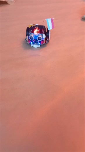 🇫🇷 Dans le cadre des ateliers créatifs des classes de CM et du défi robot cycle 3 de la ZECO, les élèves programment des robots pour réaliser des défis. Cette semaine: éviter une pluie de météorites! 🇱🇻 CM klases radošo darbnīcu un ZECO 3. cikla robotikas izaicinājuma ietvaros skolēni programmē robotus, lai izpildītu dažādus uzdevumus. Šonedēļ: izvairīties no meteorītu lietus! 🇬🇧 As part of the CM creative workshops and the ZECO cycle-3 robot challenge, the students are programming robots 