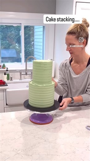 Candi • Cake Artist • Long Island, NY | Have you ever tried it this way? No fingerprints!! 🎂 #cakes #cakevideo #caketips #candiscakery #longislandcakes #cakestacking | Instagram
