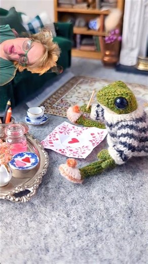 Frog Makes Special Gift For Toad #shorts #frogs #greenscreen #love