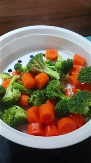 How to steam a broccoli and carrots#steam#asmr#sounds#shorts