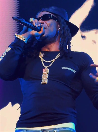 Ce classique est une pépite 🌺 (crédit 📸: @yagirlsar) #gazo #rap #speedup #concert #fleurs @GAZO