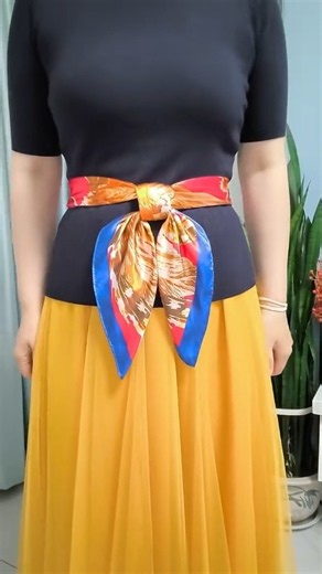 A Simple Outfit Becomes Chic Thanks to This Silk Scarf Tying Trick!