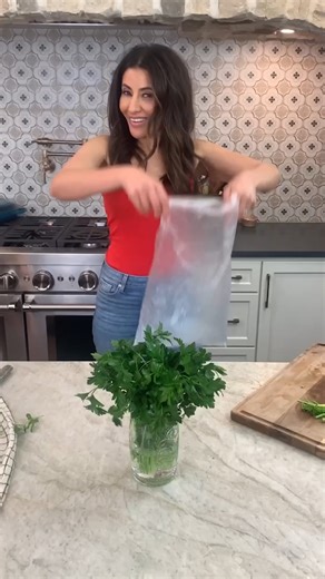 How to store fresh herbs so they last! 1. Remove rubber bands or fastenings 2. Wash the herbs in cool water 3. Dry the leaves very well 4. Trim the herbs. 5. Put the herbs in water (like a bouquet of flowers). 6. Cover the herb leaves with a recycled bag 7. Refrigerate. | The Mediterranean Dish