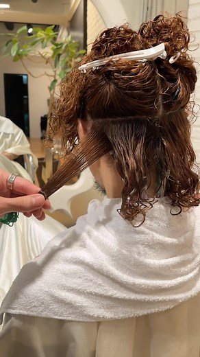 Hikaru Toma/ショート/ボブ/パーマ/ブリーチパーマ/ on Instagram: "* * Re:touch perm 👶🏼👶🏼 クルクルパーマの根本にクルクルを注入します❤️‍🔥 #リタッチパーマ #クルクルパーマ #ハードパーマ #hardperm"