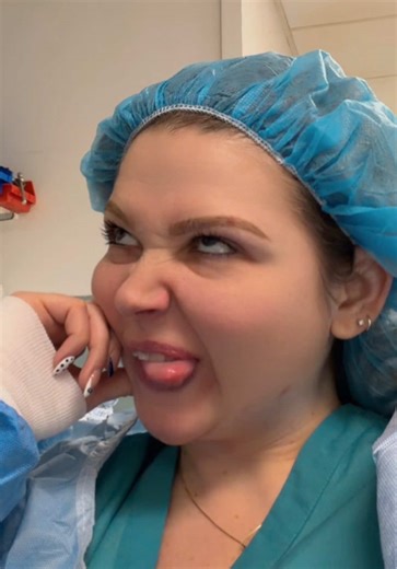 I kept making weird faces until I could get his attention 😂😂 #fyp #coworkers