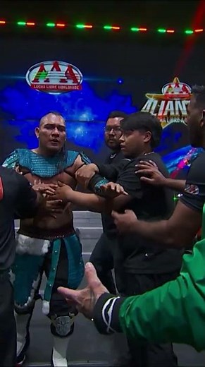 Dragon Lee and El Hijo del Vikingo go at it with everything #luchalibre #luchalibreaaa