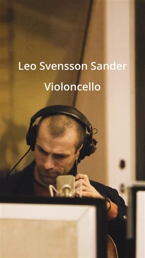Thomas Strønen's ensemble Time Is A Blind Guide will release his new album "Off Stillness" on December 5. Pre-order it here https://ecm.lnk.to/OffStillness and listen to the first track "Tuesday" At times the group’s three string instruments make up a firm trio-unit that enters into thoughtful dialogue with piano and percussion, but for the most part, the group’s pulse works as a whole, with each instrument dynamically gliding in and out of the picture. | ECM Records