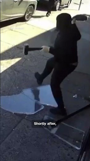 Robbers wield sledgehammers in brazen daytime heist