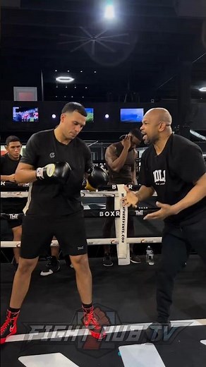 Roy Jones Jr training David Benavidez on signature left hook!