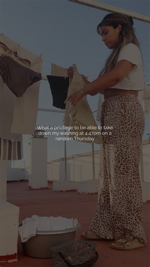 Izzy 🩵 | Endometriosis | Online business mentor on Instagram: "What a privilege it is to take down my washing at 4:47pm on a random Thursday… no rushing from meetings, no asking for “permission” to live my life 🌱 For so long, I craved this kind of freedom. The space to just be, to rest when my body needed it, to work when I felt inspired, to actually enjoy the little things again 🫶🏽 It all started when I learned how to support my body and change how I worked… If you’re someone living with en