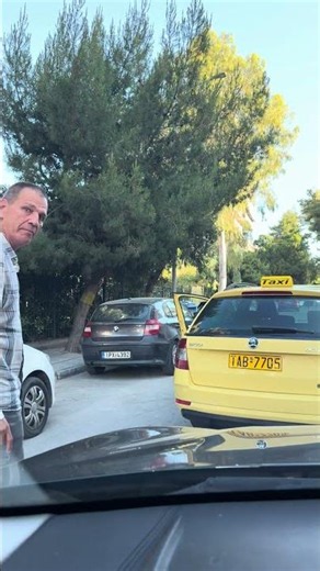 Taxi driver stopped all traffic to pick up a customer and asked for…change