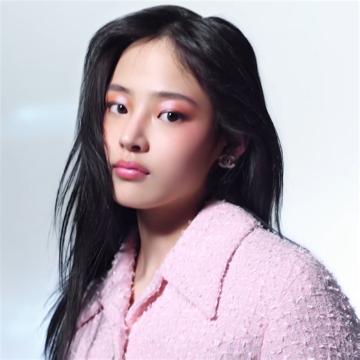 Offering an unexpected interpretation of Gabrielle Chanel's favorite flower, the new CAMÉLIA FUTURA collection is a soft and mesmerizing odyssey of color. This fantastical metallic world revolves around a camellia that has been catapulted into the future, channeling Mademoiselle's avant-garde spirit. Model: Minji Discover on chanel.com/-BRIGHTENING_COLLECTION25_ | CHANEL