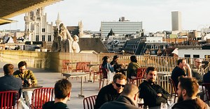 The Beerlab, un lieu bien caché et perché sur le toit de la Bourse à Bruxelles : 150 références de bières à déguster