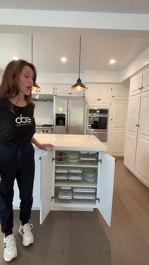 ✨ Tired of the endless search for matching lids and containers? Let’s conquer that cluttered cabinet and create a food storage paradise! Here’s how: 📍Declutter & Match: Pull out all your containers and lids. Toss anything mismatched, cracked, or stained . 📍Categorize: Sort by size and type. Group similar shapes and sizes together for easy stacking. 📍Maximize Space: Use drawer dividers or shelf organizers to keep everything in its place. Vertical storage racks are a game-changer! 📍Lid Solutio