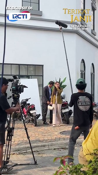 Dunia rasanya milik mereka berdua doang☺️❤️ Saksikan Terikat Janji SETIAP HARI pukul 19.00 WIB eksklusif di RCTI RCTI Hadir di CHANNEL 28, ikuti cara mudahnya: • Aktifkan LCN lalu scan ulang STB Kamu • Scan otomatis TV Digital Apabila masih bermasalah dengan siaran @officialrcti ditempat kamu? Silahkan cek link berikut ya ⬇️⬇️⬇️ https://rcti.tv/helpdesk #LayarDramaIndonesia #DramaSeriesTerbaik #TerikatJanjidiRCTI #TerikatJanji #senada