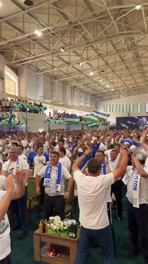 El presidente de Uzbekistán Shavkat Mirziyoyev.Celebrando el 1-1 de su selección frente a Colombia