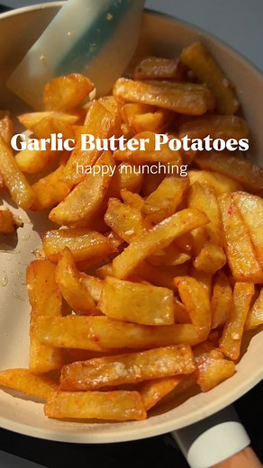A very captivating n delicious 3-ingredient recipe 🥔 #garlicbutterpotatoes #happymunching