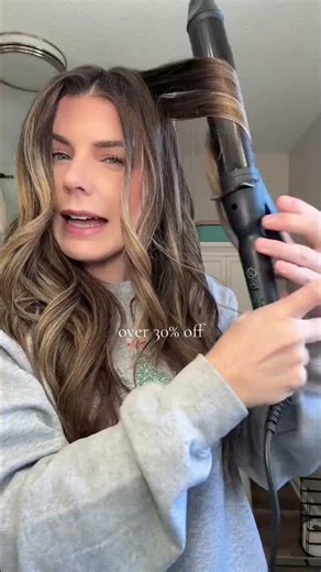 I’m using the 1.5” Bio Ionic Long Barrel Curling Iron for a blowout look! Ionic #bioionic