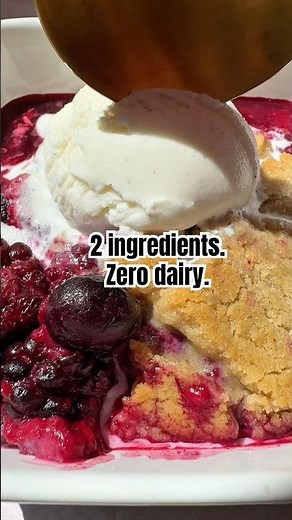 I made the viral 2-ingredient berry cobbler and my family lost their minds 🤤