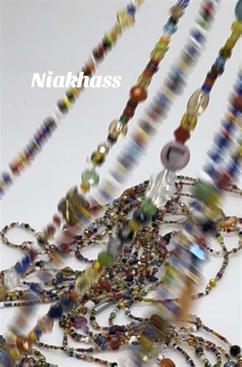 Niakhass-Bine Bine Multicolores – L’Éclat des Traditions en Couleurs Célébrez la richesse de nos traditions avec ces Niakhass-Bine Bine multicolores. Composé d’un mélange unique de perles venues de divers horizons, cet accessoire incarne l’authenticité et la modernité. Traditionnellement porté par les jeunes filles, il se distingue par sa légèreté et sa capacité à sublimer vos tenues, du jour à la nuit. 🔹 Prix unitaire 1000 #seductionsenegalaise #perlesdehanche #coumbalaobe #laobe2_0 #africaine