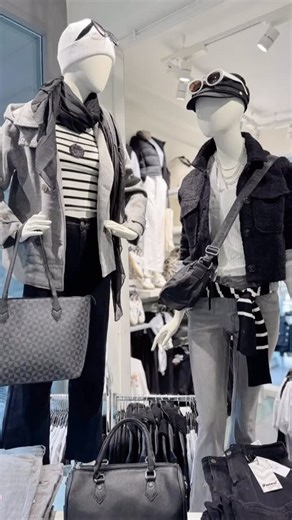 Eisi kommt aus dem hohen Norden und liebt alles, was frisch, klar und stylisch ist.❄️ Mit ihrem Sinn für Mode und Trends bringt sie einen Hauch von Coolness in die Chicorée Welt und zeigt, wie lässig Stil aussehen kann.😍 Am liebsten kombiniert sie angesagte Looks mit klassischer Eleganz und inspiriert Dich, Deinen eigenen Stil selbstbewusst zu tragen!🐻‍❄️ Damit auch Du modisch durchstarten kannst, bringt Dir Eisi bärenstarke Vorteile mit: ✨ 6 aktivierbare VIP-Coupons nur in der Chicorée App – 