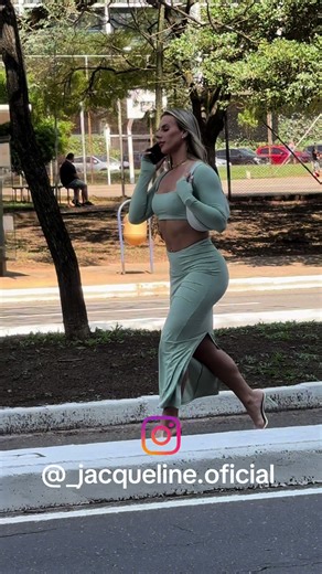 Urban Fashion Walk: Jacqueline's Stylish Outfit Reveal