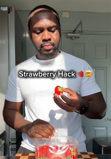 Try this strawberry pruning hack and stop chopping off half of it to waste! 🍓 #kitchenhack #strawberries #fruits
