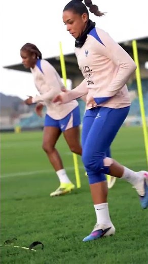 Join us tonight to watch the Ireland - France match with our striker Kelly Gago🇫🇷⚽️