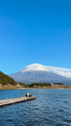 富士宮市観光協会【公式】ミス富士山Fujinomiya City Tourist Association | 富士山の笠雲☁️ 一般的には『天候の変化を知らせる雲』 として知られています☁️ 一方では、 「神様が集う印」「縁起の良い兆し」と 受け取られることもあるそうです🗻 美しく幻想的なその姿は、 少しの時間しか出現しないこともあり、 特別な瞬間として親しまれています🗻✨... | Instagram