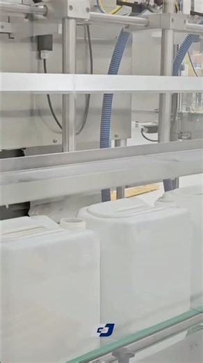 Galão envasado em linha de alta performance #envase #automacaoindustrial #envasando