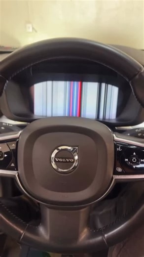 Defeito Painel TFT Volvo XC60 2020, carro bem novo com baixa quilometragem porém com esse defeito. Após o reparo efetuado o painel voltou a mostrar as imagens com perfeição ✅ | Level Car Service