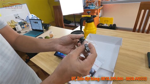 Bộ cảm biến áp suất lốp van trong, hiển thị trực tiếp trên màn hình Android - TPMS VT02 ✅ Thiết kế van trong – Lắp đặt một lần, gọn gàng, pin sử dụng lâu dài. ✅ Trọn bộ đầy đủ: 4 cảm biến gắn trong lốp 1 bộ thu tín hiệu cắm cổng USB Sách hướng dẫn băng dán cố định. ✅ Bảo hành 12 tháng. 📌 Tính năng nổi bật: • Giám sát tự động áp suất & nhiệt độ lốp theo thời gian thực, giúp phát hiện sớm tình trạng xì hơi, dẫm đinh hay áp suất bất thường. • Nâng cao hiệu suất vận hành, kéo dài tuổi thọ lốp, giảm