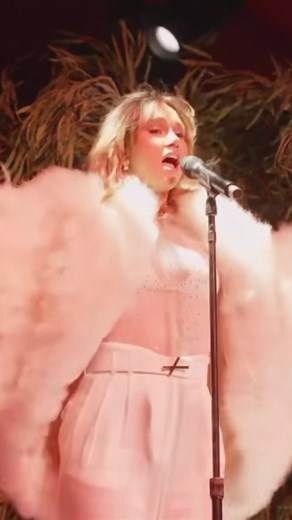 Suki Waterhouse Live Performance of 'Moves' at Coachella