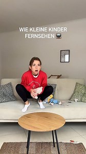Die endlose Vielfalt der Kinder-TV-Positionen: Von Kopfstand bis Yoga, unsere Kleinen haben das Fernsehvergnügen auf ein ganz neues Level gehoben! 😂📺 #echtemamas #diy #Spielideen #kleinkindmama | Echte Mamas