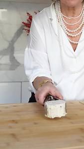 A spreadable Christmas tree, perfect for sharing and placing at the center of the table for an instant wow effect. The perfect festive recipe to brighten up your dinner-party appetizers or your Christmas buffet. 💚 Don’t forget to follow me for moré recipes CHEESE CHRISTMAS TREE 🌲 INGREDIENTS 🍀3 cream cheese 🍀 Olives of all colors, pitted or unpitted 🍀 1 punnet of red currants 🍀 A few sprigs of rosemary | Le Sud à table