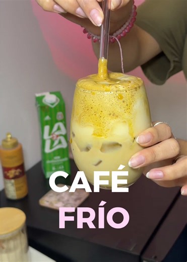 Aprende fácil y rápido como hacer un café frío para tus clientas!! ☕️🧊 Ig: Jakis_nail.salon💓 #uñas #softgel #rubber #receta #cafefrio