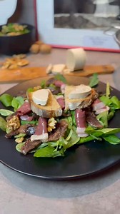 Une Salade Périgourdine aux saveurs authentiques ! 🦆✨ 🤩 Découvrez notre recette gourmande et facile, parfaite pour les amoureux de la gastronomie : 🥗 Une base de salade fraîche, 🍽️ Des gésiers confits Valette fondants, 🥓 Des tranches de magret séché fumé Valette, 🍞 Une tranche de pain toastée avec du bloc de foie gras, 🌰 Des noix croquantes, 🌰 Et un filet d’huile de noix pour l’assaisonnement. 📌 Un classique du Sud-Ouest à savourer et partager sans modération ! 💡 Astuce : accompagnez c