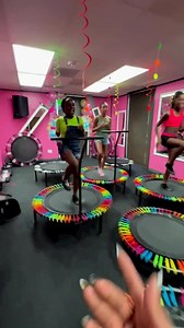 Go girls! 💗🙌 So schnell ist das Studio von Anissa aus Houston, USA voll mit schwungvoller und frischer Energie! 💥 Macht alle weiter so, wir lieben es! 😍 Gibt's hier weitere Fans von bellicon KIDS Kursen? 🙋‍♀️👇 | bellicon