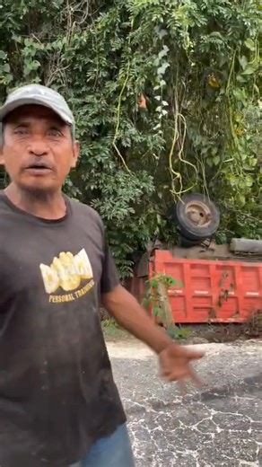 A los operadores de maquinaria pesada y volteos que salen de las graveras favor de conducir con mucho cuidado ya que los esperan en casa y de esta forma no perder su empleo o tener que huir por causas de un accidente, no mezclen el alcohol con el volante. | Emcentretenimiento