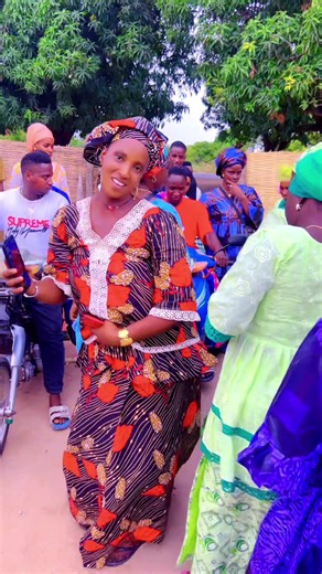 L’arrivé et l’accueil chaleureux de Mariama Kande par ses belles mère à Sare Tening après le lavage des habits #gounass #MandatTVInternational #BigFlow #YouTube