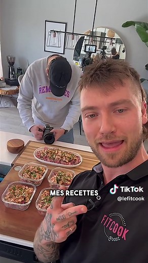 GROSSE ANNONCE🎉 Mon cours de cuisine sera disponible dès le 1er août 2024👨🏼‍🍳 Ce projet innovateur révolutionnera et rendra plus accessible que jamais l'apprentissage de la cuisine santé au Québec. C'est en partenariat avec l'agence @Les Remarques Marketing et leur production niveau télévision qu'on a créé un cours de cuisine numérique d'une qualité exceptionnelle 🙏🏼 ☑️ 25 recettes en format vidéo de 15-20 minutes ☑️ Comment limiter les calories / Maximiser les protéines ☑️ Techniques de b